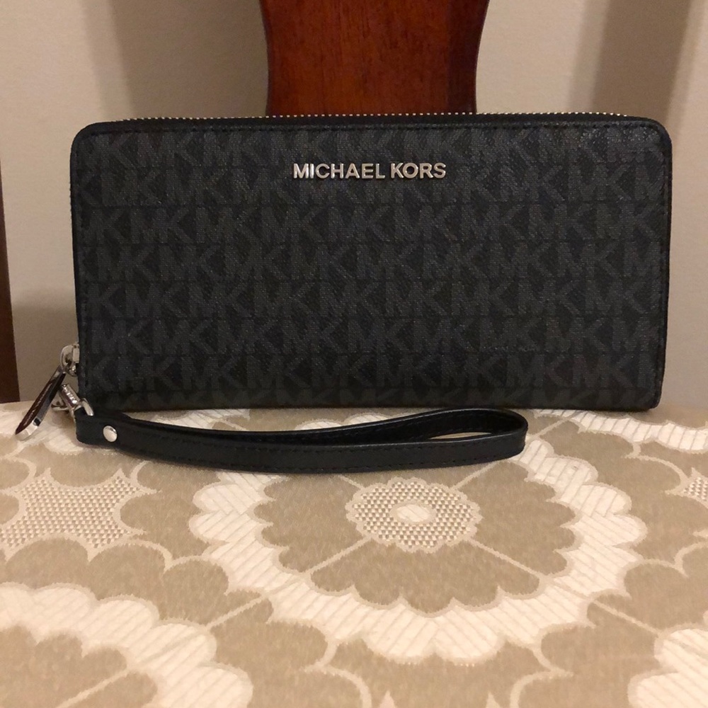 BNWOT - Authentic Michael Kors Continental Wallet